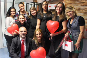 Rosas y obsequios en el Da de los Amantes de la Belleza en Rocio Mendes