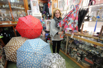 Detalles, paraguas, souvenirs y tradicin familiar en el Afilador