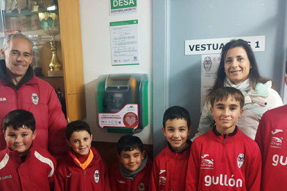 Aguilar de Campoo refuerza la cardioprotecci�n municipal con un nuevo desfibrilador en sus instalaciones deportivas