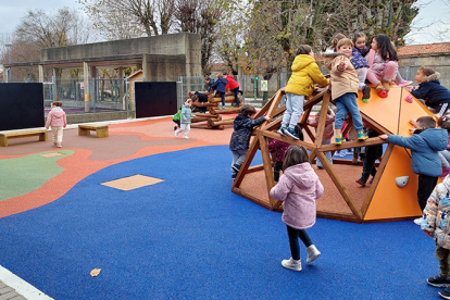 Los alumnos del Alto Ebro disfrutan del nuevo parque infantil