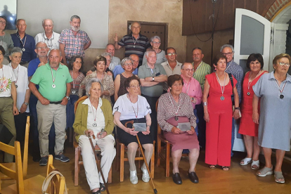 Los antiguos alumnos de la escuela de La Costana, juntos de nuevo