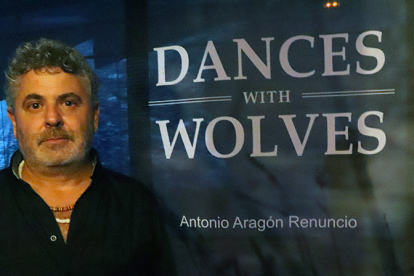 Antonio Aragn retrata la difcil convivencia entre el ganadero y el lobo en 'Dances with wolves, una nueva Guerra Civil en las montaas de la locura'