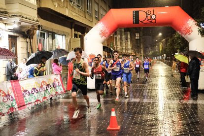 Atletismo bajo una incesante lluvia