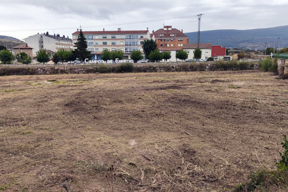 El Ayuntamiento de Campoo de Enmedio limpia el tramo urbano del H�jar a su paso por Matamorosa