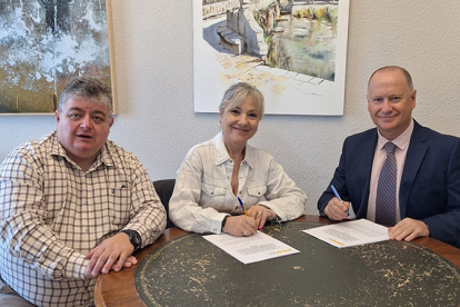 Ayuntamiento y DGT firman un convenio para que los exmenes tericos se realicen con pantallas tctiles desde Aguilar de Campoo 