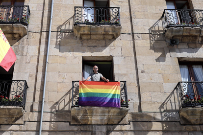 La bandera arco�ris vuelve a ondear en el Ayuntamiento de Reinosa