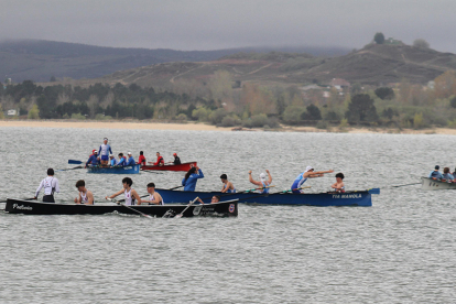 Los bateles surcan el Embalse del Ebro