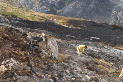 Los bomberos forestales de Cantabria siguen apoyando al Operativo de Castilla y Len en el control de puntos calientes de los incendios