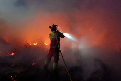 Los bomberos sofocan un incendio en Aldueso de madrugada