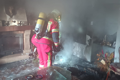 Los bomberos sofocan el incendio originado en la chimenea de una vivienda de Proa�o