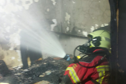 Los bomberos sofocan un incendio en un piso de Mataporquera 