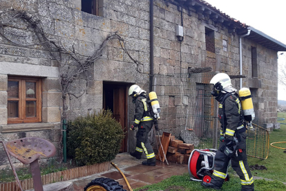 Los bomberos sofocan un incendio en una vivienda de Mediadoro
