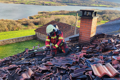 Los bomberos sofocan un incendio en la cubierta de una vivienda de Quintana