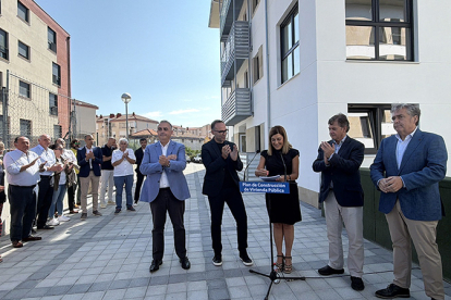 Buruaga inaugura en Reinosa 19 viviendas protegidas de alquiler asequible, que han supuesto una inversi�n de 2,9 millones de euros