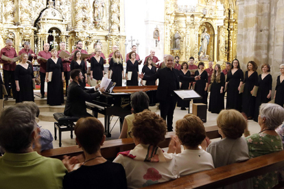 La Camerata Coral de la Universidad de Cantabria llena la parroquia de San Sebasti�n de Reinosa con un concierto solidario