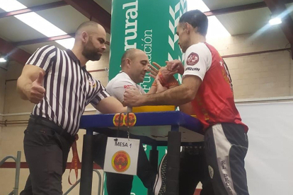 Camilo Vega, plata y bronce en el Nacional de Lucha de Brazos