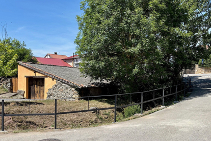 Campoo de Enmedio renueva una valla de protecci�n en la zona urbana de Fresno del R�o para mejorar la seguridad 