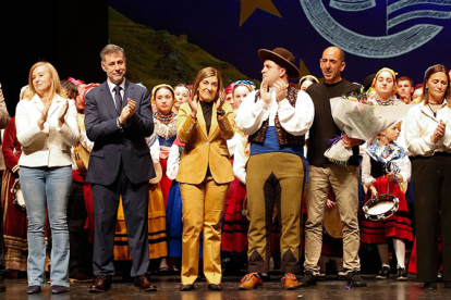 Cantabria rinde homenaje a su folclore con un gran festival solidario a favor de La Cocina Econ�mica y C�ritas