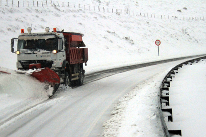 Cantabria volver a contar con 46 quitanieves y ms de 300 personas para hacer frente este invierno a las nevadas en las carreteras del Estado