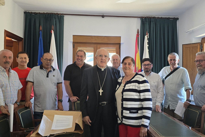 El cardenal Carlos Osoro visita San Miguel de Aguayo para reencontrarse con sus ra�ces familiares