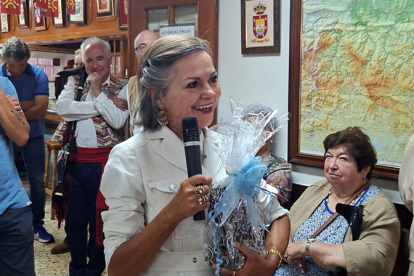 La Casa de Cantabria en Barakaldo condecora a la pintora reinosana Alicia Ca�as por su trayectoria