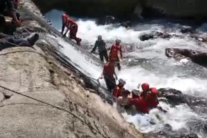 Complejo rescate de un hombre con la pierna atrapada entre rocas en el Pas 