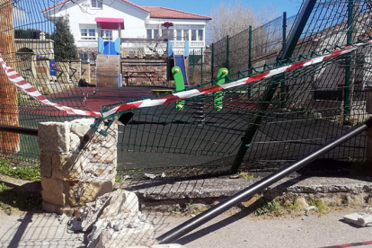 Destrozan la verja del parque infantil de Salces y roban un columpio