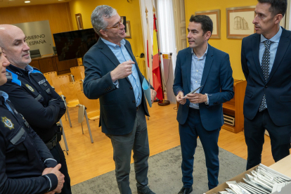 La DGT entrega a la Polica Local de Santander 300 kits para realizar test de drogas a conductores