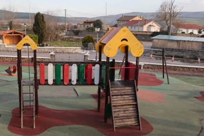 Enmedio acuerda la reforma del parque infantil de Requejo