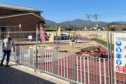 Enmedio comienza las obras de acondicionamiento del parque infantil de la iglesia de Matamorosa