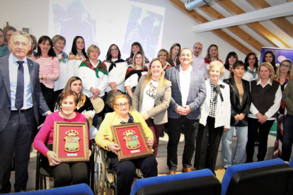 Enmedio homenajea a Adoracin Alonso y Dionisia Franco, sus vecinas ms longevas