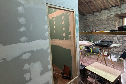 El Ayuntamiento de Campoo de Enmedio remodela uno de los locales p�blicos de Villaescusa para uso vecinal 
