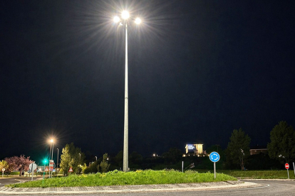 Enmedio renueva la iluminaci�n de la rotonda de la CA-183 junto a la circunvalaci�n 