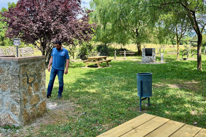 Enmedio renueva el parque de las barbacoas de Cervatos 