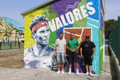 El entorno de las pistas de tenis de Reinosa estrena un nuevo mural 