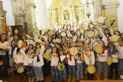 La Escuela de Pandereteras de Requejo celebra el fin de curso con una gran fiesta para reivindicar el folclore campurriano
