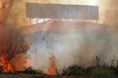 El fuego pone en riesgo varias naves en Reinosa