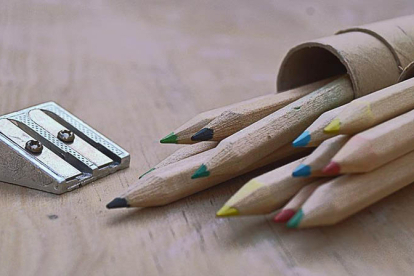 El Gobierno de Cantabria firma un convenio con Enmedio y Pesquera para garantizar el acceso gratuito a libros de texto y otros recursos educativos 