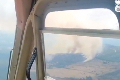 El Gobierno de Cantabria moviliza medios terrestres y a�reos para sofocar un incendio forestal en Arantiones
