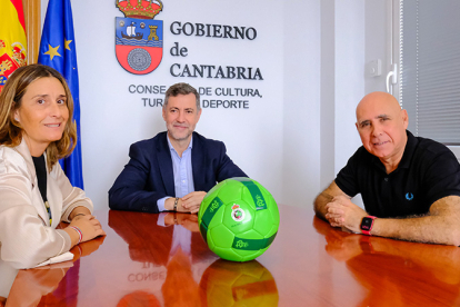 Gobierno y Racing renuevan un ao ms el acuerdo de patrocinio para promocionar los atractivos de Cantabria en el patrimonio deportivo 