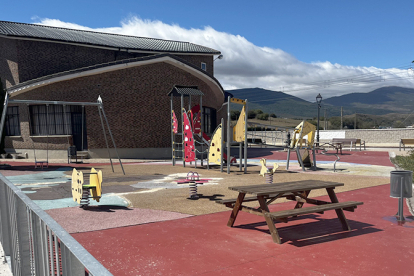El Gobierno regional financiar� la renovaci�n de un parque infantil en Matamorosa y otro en Fresno del R�o