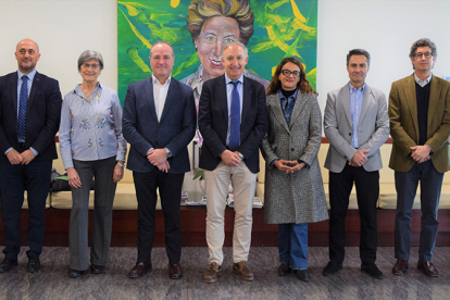 Gull�n recibe la visita del rector y varios representantes de la Universidad de Valladolid