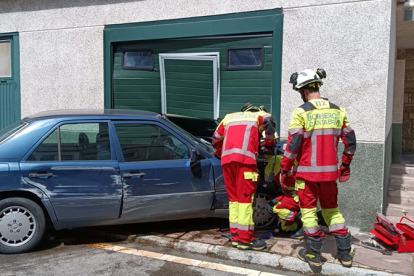 Herido un conductor tras chocar contra un garaje en Reinosa