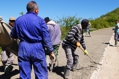 El hormigonado de varios tramos mejora la pista entre Camino y el Alto del Cepelludo