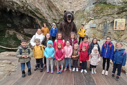 Los jvenes de Campoo de Yuso visitan la cueva de El Castillo