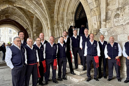 El Liguerucu inicia su 60 aniversario cantando la misa en la catedral de Santander