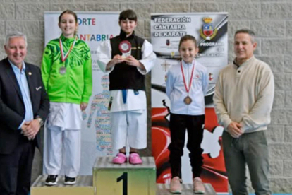 Maia S�nchez Calder�n se cuelga el oro en la modalidad Kumite de los Juegos Escolares de Cantabria