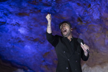 Miguel Poveda inaugur anoche 'Los Conciertos de El Soplao, el escenario ms antiguo del mundo'