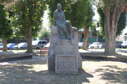 El monumento a Casimiro Sainz cumple un siglo
