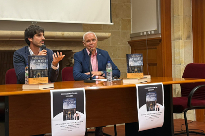 Pablo Ala�a arranc� en Reinosa la gira de presentaci�n de su nueva novela 'La doble v�ctima'